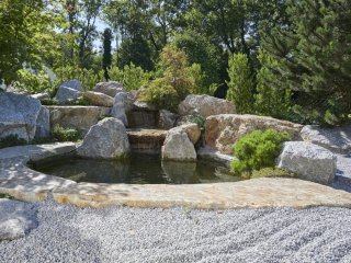 Gartenplanung und Steingarten mit Teich
