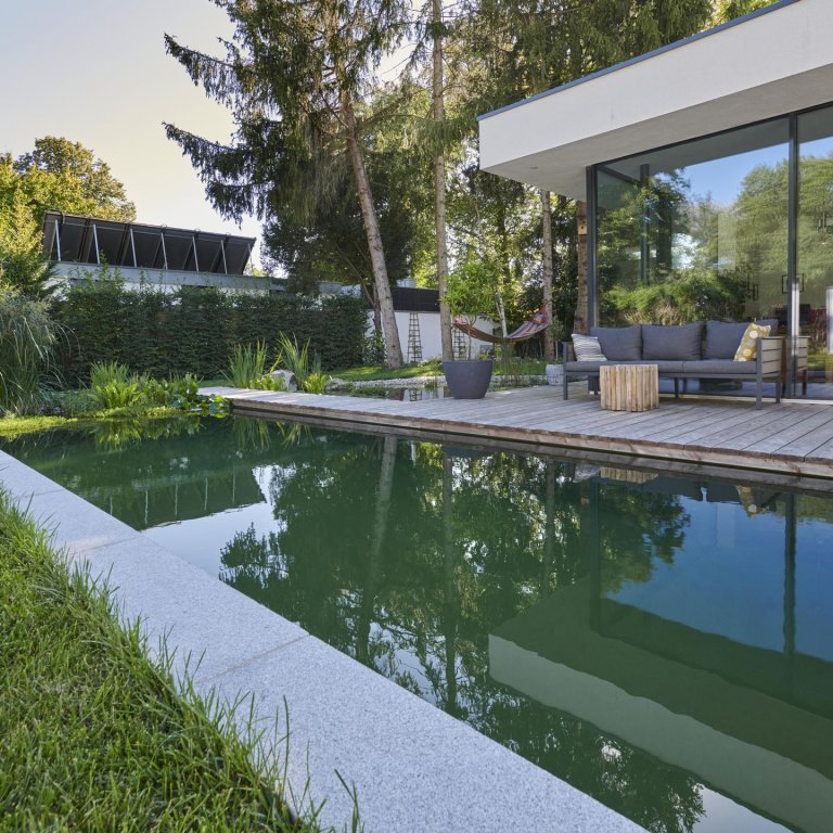 Pools in Ihre Terrasse integriert: Die Expertise der Königsgütler als Poolbauer